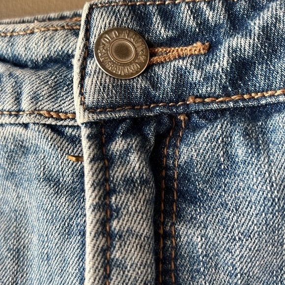 OLD NAVY High Rise Distressed Light Wash Secret Slim Pockets Jean Shorts Size 4 - Picture 3 of 8